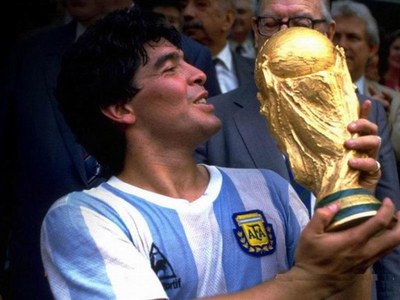 Maradona_con_la_Copa.jpg