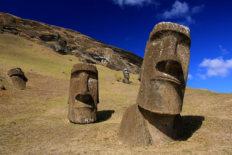 800px-Moai_at_Rano_Raraku_-_Easter_Island_(5956405378).jpg