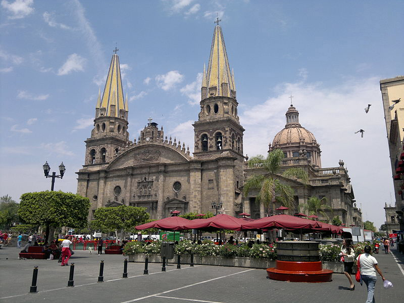 800px-La_Catedral_de_Guadalajara_vista_desde_la_plaza_Guadalajara..jpg