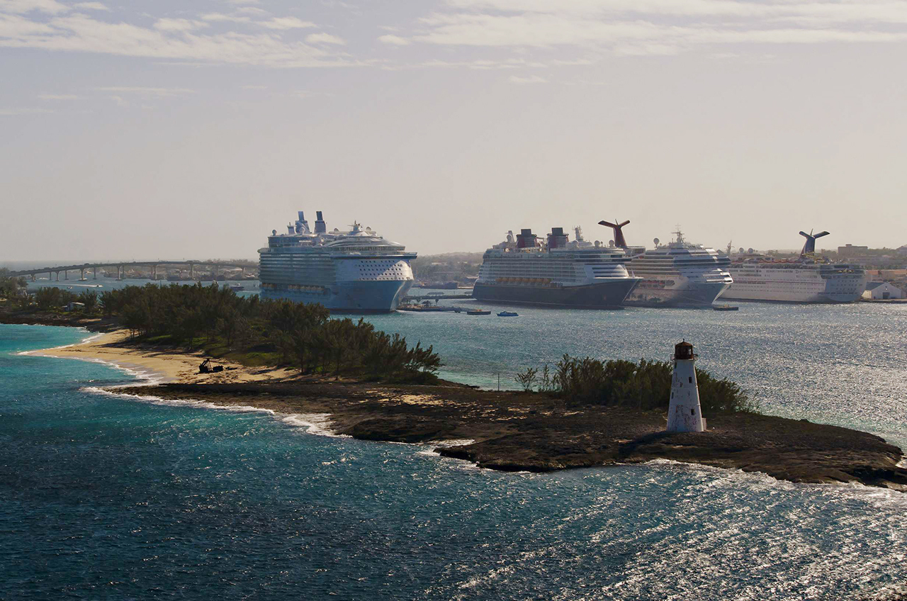 Cruise_ships_docked_in_Nassau_Harbor.jpg
