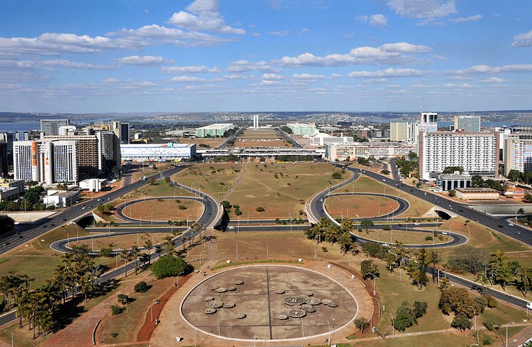 800px-Brasilia_Eixo_Monumental_July_2009.jpg