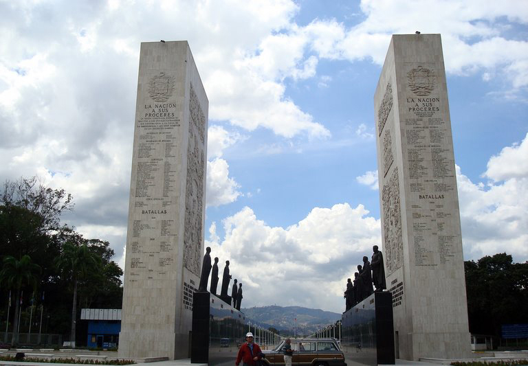 Praça_dos_Heróis_2_Heroes_Square_2_(Paseo_Los_Próceres).jpg