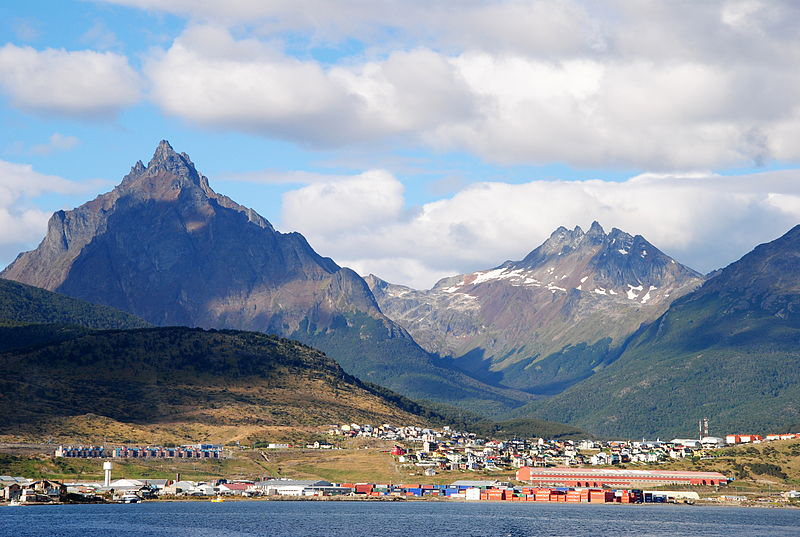 800px-Baía_de_Ushuaia_(5466320387).jpg