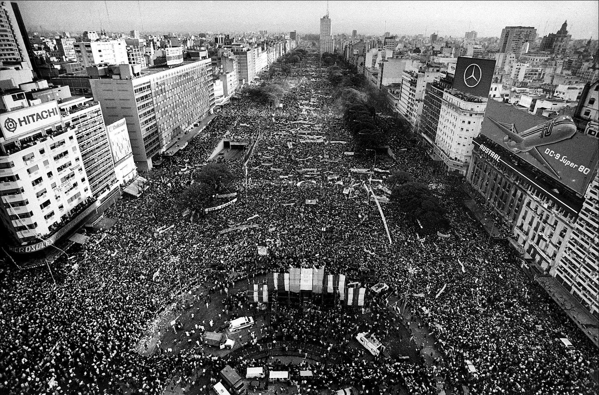 Cierre_de_campaña_de_Raúl_Alfonsín_en_la_Av._9_de_Julio_-_Llamado_a_elecciones_-_1983.jpg