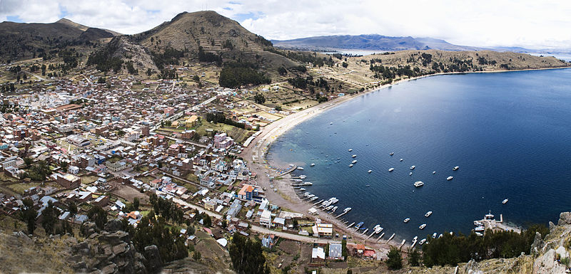 800px-Panoramica_de_Copacabana_Bolivia.jpg