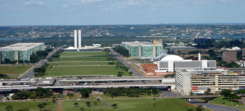 800px-Esplanada_dos_Ministérios,_Brasília_DF_04_2006.jpg