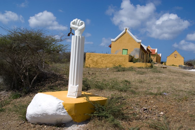 Monument_to_1795_Slave_Revolt_Landhuis_Kenepa_Curacao.jpg