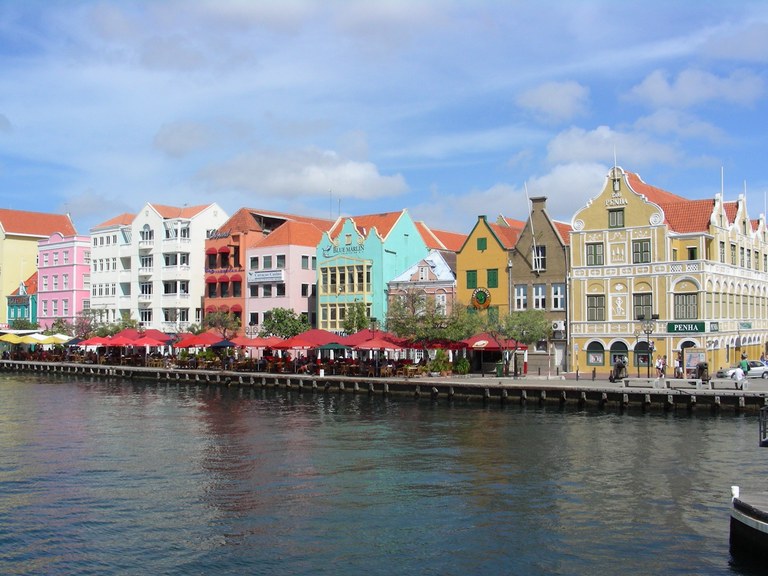 Handelskade, a famosa região beira-mar de Willemstad, capital de Curaçao (Ray Gauss/Creative Commons)