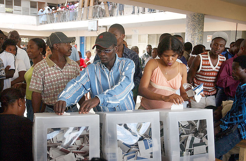 800px-Haitians_voting_in_the_2006_elections.jpeg
