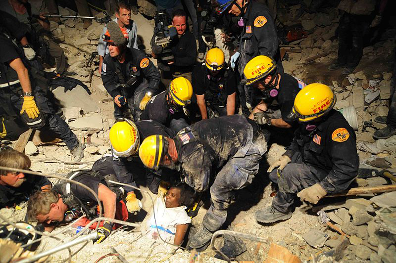 LA_County_SAR_pulls_Haitian_woman_from_earthquake_debris_2010-01-17.jpg
