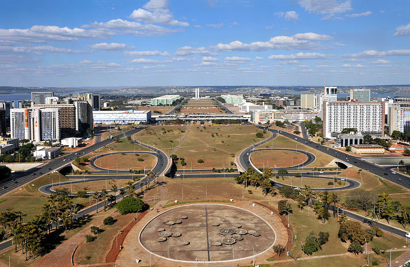 800px-Brasilia_Eixo_Monumental_July_2009.jpg