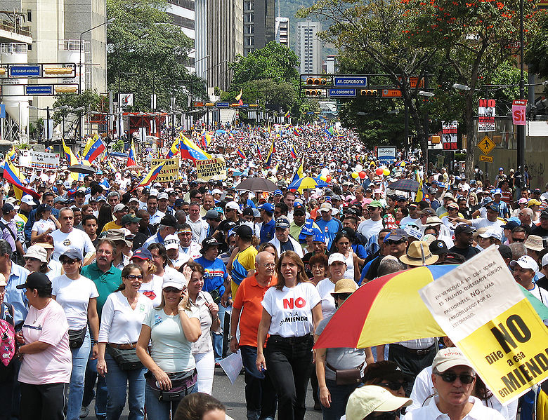 780px-Oposicionistas_al_gobierno_de_Chavez_durante_el_referendum_de_2007.jpg