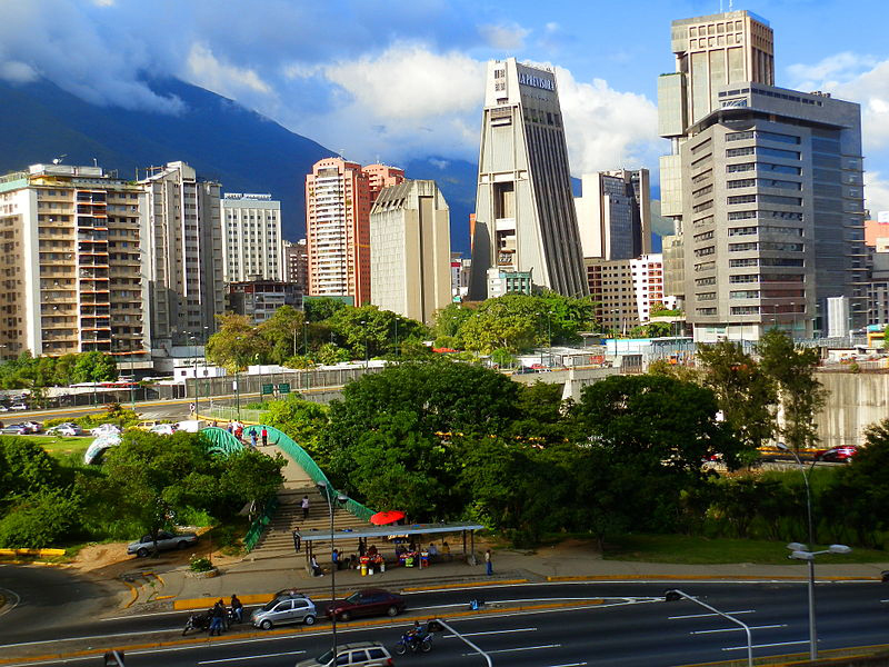 800px-La_Previsora,_Torre_Domus,_y_el_panorama_urbano_de_Caracas.jpg