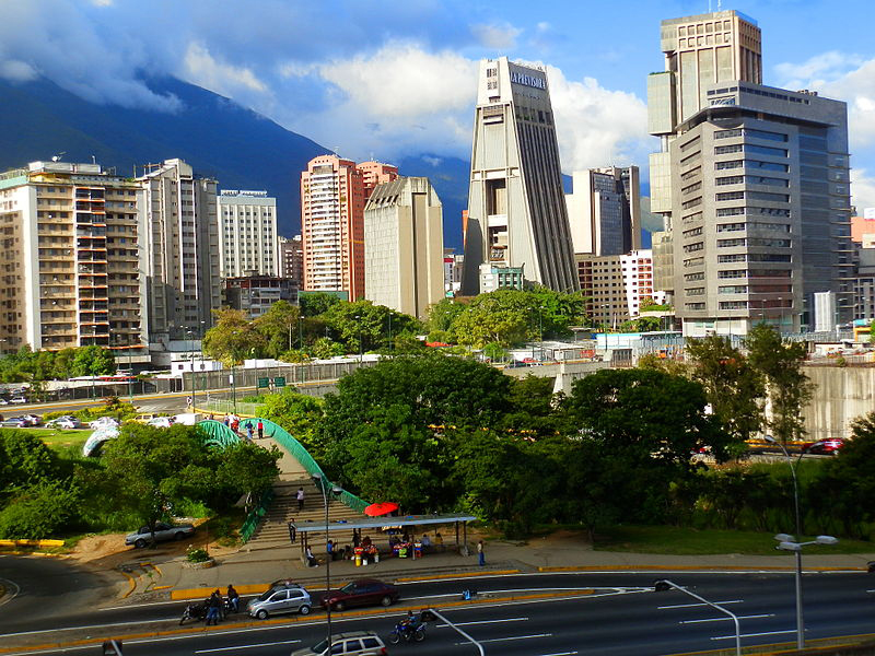800px-La_Previsora,_Torre_Domus,_y_el_panorama_urbano_de_Caracas.jpg