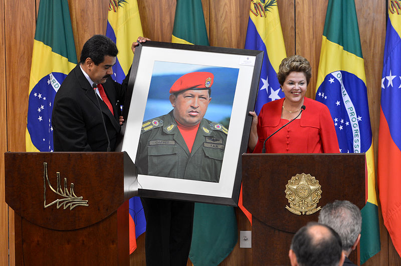 Dilma_Rousseff_receiving_a_Hugo_Chávez_picture_from_Nicolás_Maduro.jpg