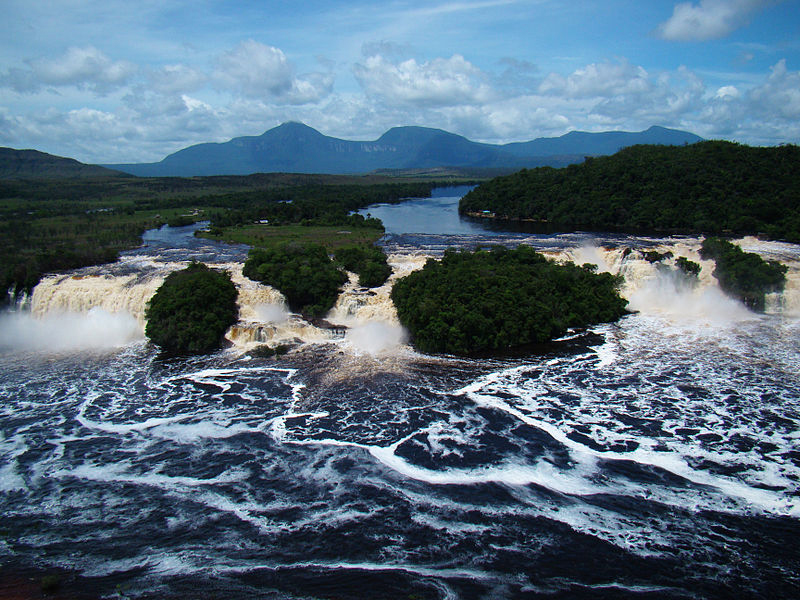 Laguna_Canaima_-_Parque_Nacional_Canaima.JPG